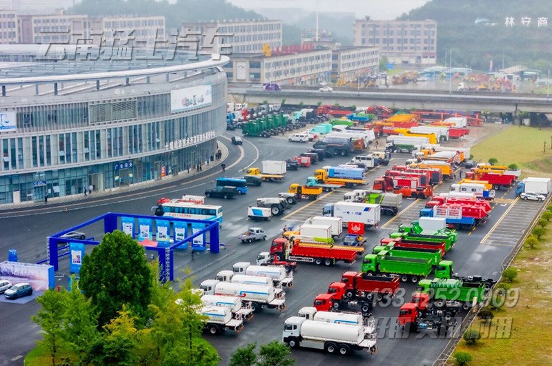 六驅(qū)沙漠車、四驅(qū)越野皮卡車來到國際會(huì)展中心